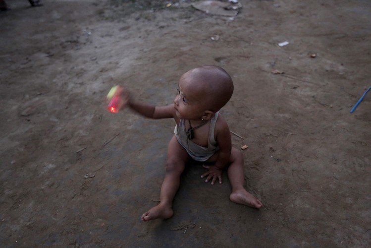 Dzieci w obozie dla uchodźców w zachodniej Birmie