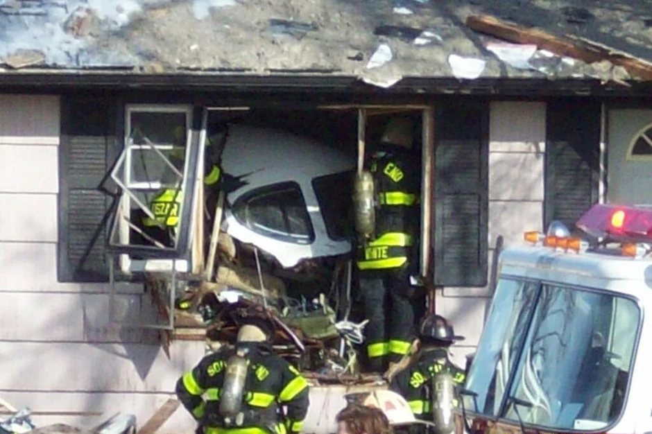 Kabina aviona u ostacima uništene kuće u Saut Bendu