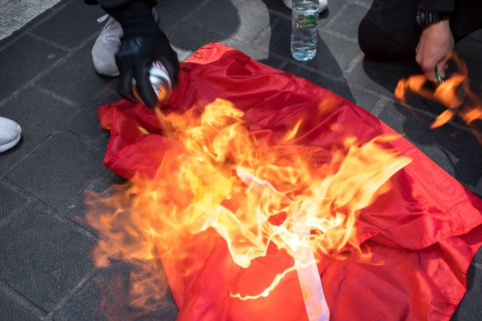 Paljenje kineske zastave na protestima u Hong Kongu 2019.