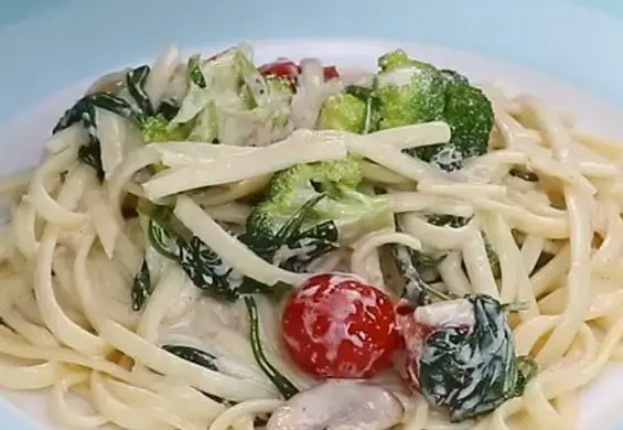 Makaron linguine w śmietanowym sosie ze szpinakiem i tuńczykiem