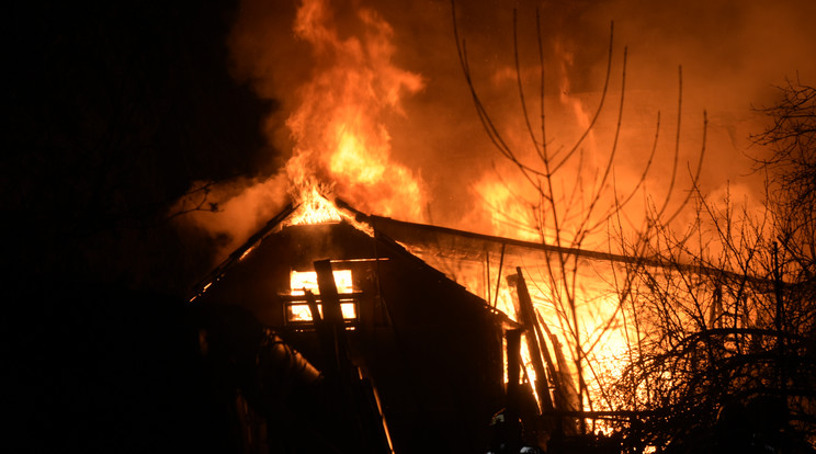 100 négyzetméteres faház égett Budapesten /Fotó: Fővárosi Katasztrófavédelem