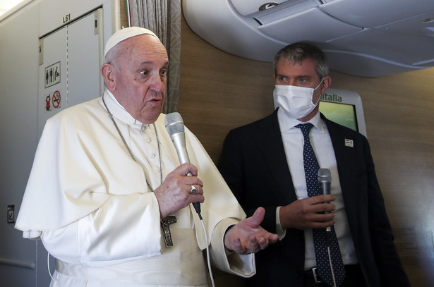 Papież Franciszek podczas konferencji prasowej