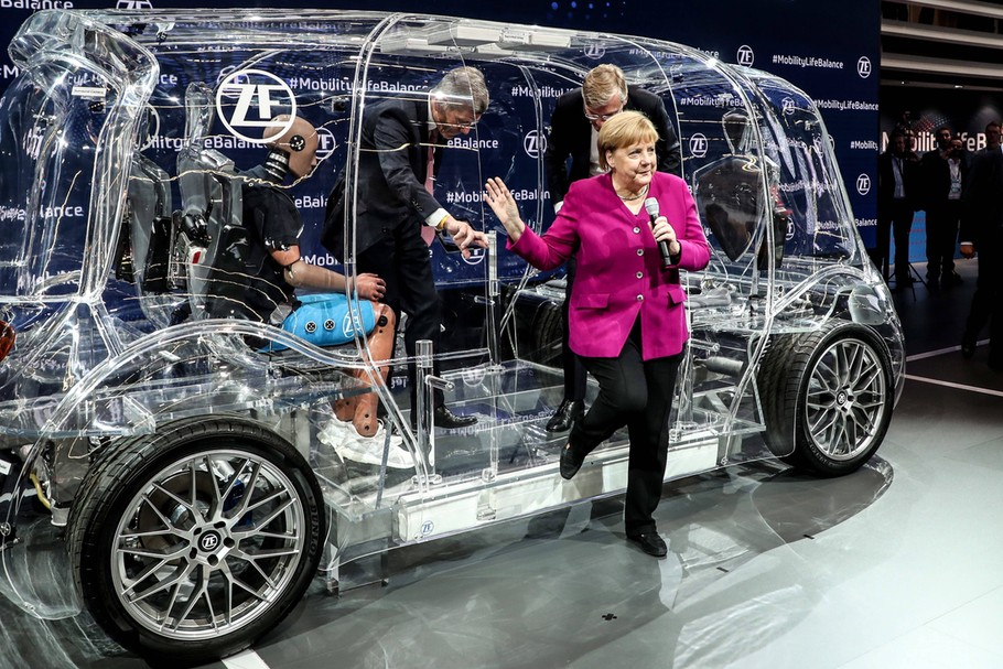 Kanclerz Angela Merkel wysiada z samochodu ZF na targach IAA. Frankfurt nad Menem, 12 września 2019 r. 