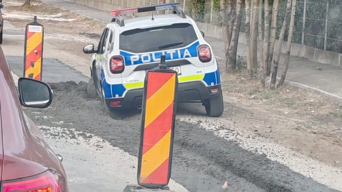 Mașină de poliție aflată în misiune, blocată în betonul proaspăt pe un drum, în Brașov. Agenții au vrut să evite aglomerația: „Putem greși”