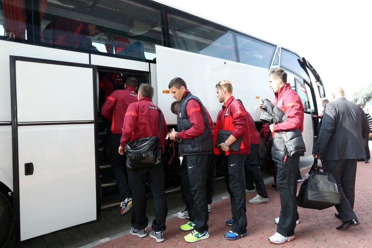 Ukraińcy witali polskich piłkarzy chlebem i solą