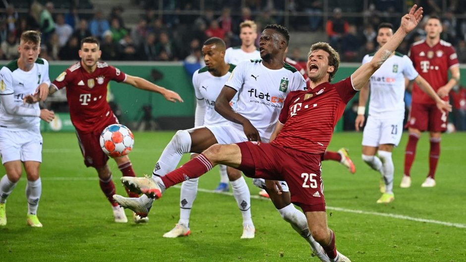 Thomas Mueller (Bayern) i Denis Zakaria (Borussia Moenchengladbach)