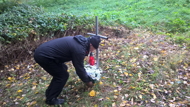 Ojciec Iwony Cygan składa kwiaty w miejscu, w którym znaleziono ciało jego córki