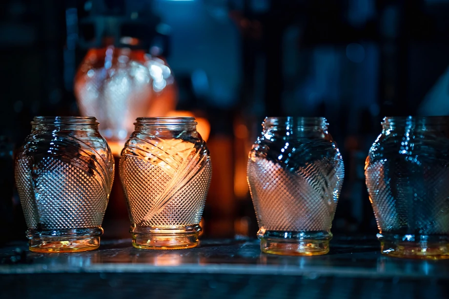 Producentów zniczy w Polsce jest wielu, ale rynek szklanych lampionów jest zdominowany przez dużych graczy. Największym jest Ciech Vitro należący do Grupy Ciech Sebastiana kulczyka