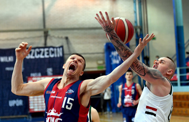 Koszykarz drużyny King Szczecin Mateusz Bartosz (L) i Dariusz Wyka (P) z zespołu Legia Warszawa podczas czwartego meczu ćwierćfinałowego fazy play off Ekstraklasy