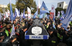 Policjanci pikietowali pod Sejmem. MSW: Będą podwyżki dla służb mundurowych. ZDJĘCIA