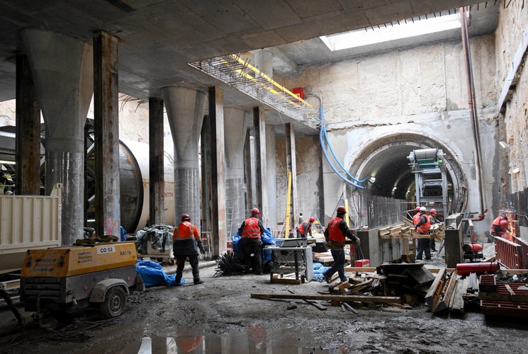 Budowa centralnego odcinka II linii metra ruszyła 11 września 2010 roku i ma się zakończyć w połowie 2014 roku. Budowę przewidywano na lata 2009-2013, jednak władze miasta musiały unieważnić pierwszy przetarg i dopiero rok później rozpoczęto prace przy pierwszej stacji II linii metra. Na zdj. budowa II linii metra - stacja Dworzec Wileński.