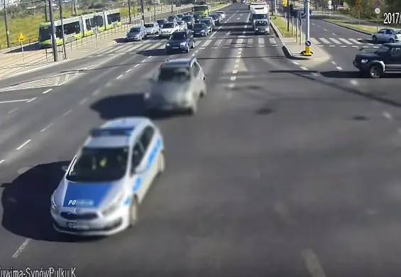 Policjanci zatrzymali auto z cierpiącym psem w środku. Ich reakcja robi wrażenie