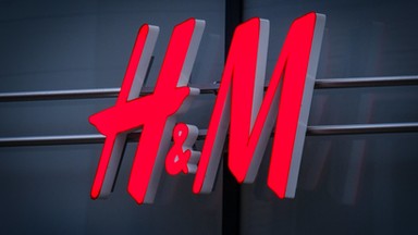 Napis "Allah" na skarpetkach? H&M wycofuje produkt