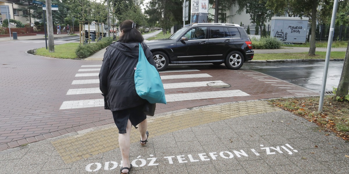 Przejście "offline" w Sopocie. Tak miasto apeluje do nieuważnych pieszych! 