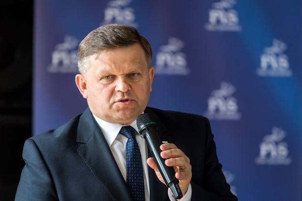 Wiceminister obrony narodowej Wojciech Skurkiewicz podczas spotkania z mieszkańcami w Gminnym Ośrodku Kultury w Bądkowie.