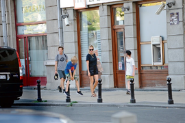 Džulija Roberts prošetala BEOGRADOM i svi gledaju kako je OBUČENA! Slavna glumica  posetila Srbiju, pa se sa DEMI MUR uputila na SALAŠ i ova jela je tražila da joj donesu: "Sad je jasno KAKVA JE U STVARI"