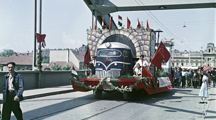 Szegeden a belvárosi hídon jött szembe a vonat 1953-ban. A MÁV dolgozók így ünnepeltek akkor. / Fotó: Fortepan / Horváth József