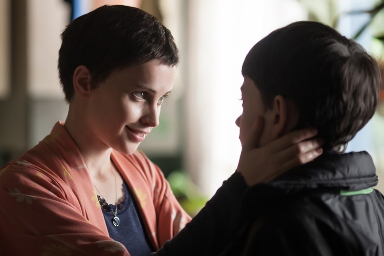 Felicity Jones oraz Lewis MacDougall w filmie 'Siedem minut po północy'. Premiera 25 grudnia