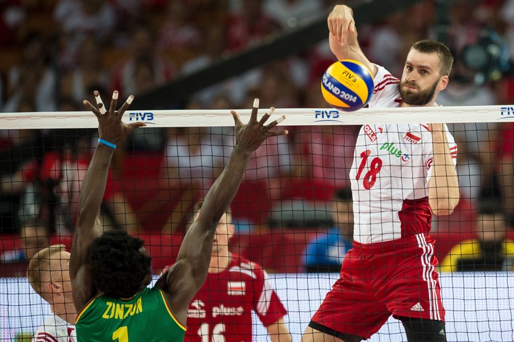 Polak Marcin Możdżonek i Olivier Nongni Zanguim z Kamerunu podczas meczu grupy A mistrzostw świata siatkarzy we Wrocławiu