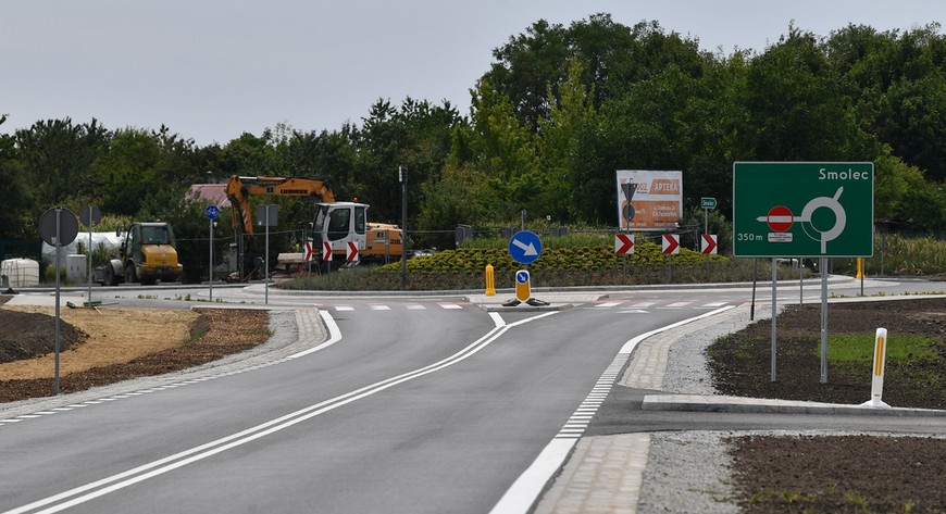 Rondo na nowym oddanym odcinku drogi
