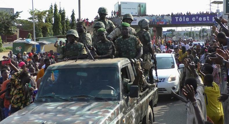 Les habitants applaudissent les soldats de l'armée alors qu'ils célèbrent le soulèvement à Conakry, en Guinée, le 5 septembre 2021 REUTERS - Souleymane Camara
