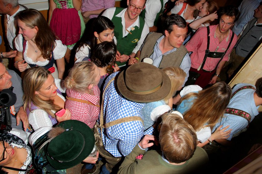 Hektolitry piwa i tłumy seksownych kobiet! Tak Usain Bolt bawił się na Oktoberfest! GALERIA