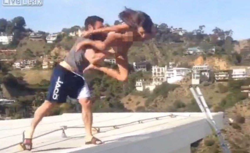 ...i baca Dženis Grifit