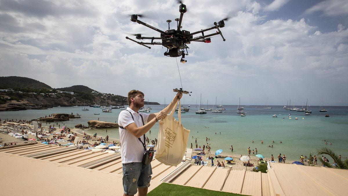 Drony dostarczają jedzenie na jachty na Ibizie
