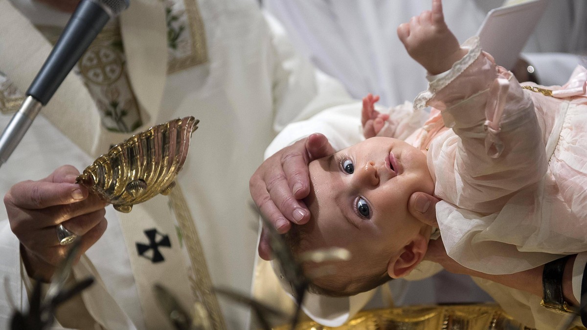 Pope Francis Baptized 26 Babies In The Sistine Chapel - Vatican