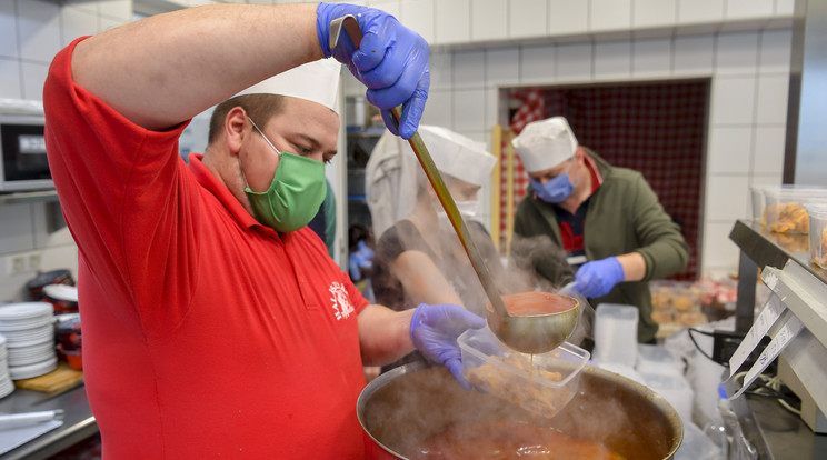 A Tiszacsegei Halászcsárda nyolcszáznegyven adag halászlevet készített és szállított Debrecenbe a kórház dolgozóinak, így mondva nekik köszönetet a koronavírus-járvány idején nyújtott folyamatos munkájukért. / Fotó: MTI/Czeglédi Zsolt