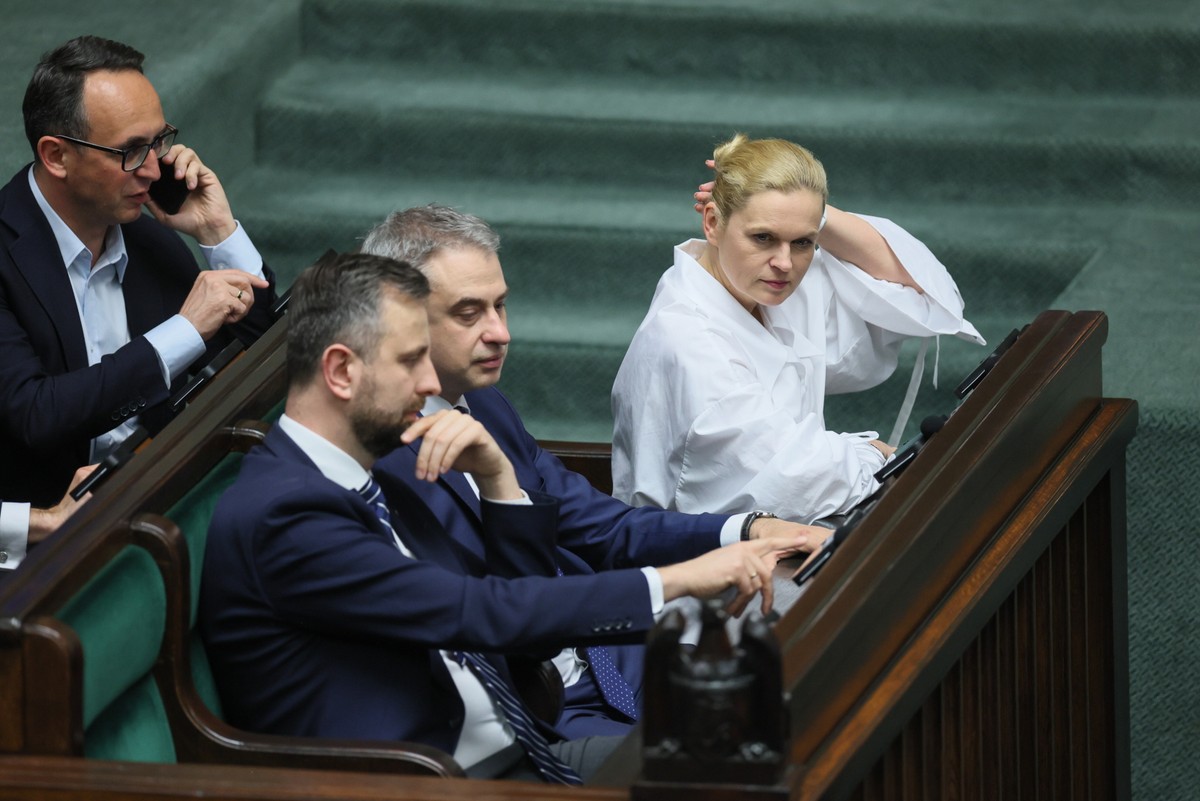 Wicepremier, minister obrony narodowej Władysław Kosiniak-Kamysz, wicepremier, minister cyfryzacji Krzysztof Gawkowski, minister edukacji Barbara Nowacka oraz minister infrastruktury Dariusz Klimczak na sali plenarnej Sejmu w Warszawie