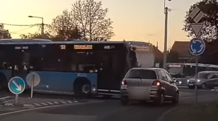 Ezt nem látta jönni - hirtelen a semmiből ott termett egy csuklósbusz / Fotó: Bp-i Autósok Közössége - YouTube