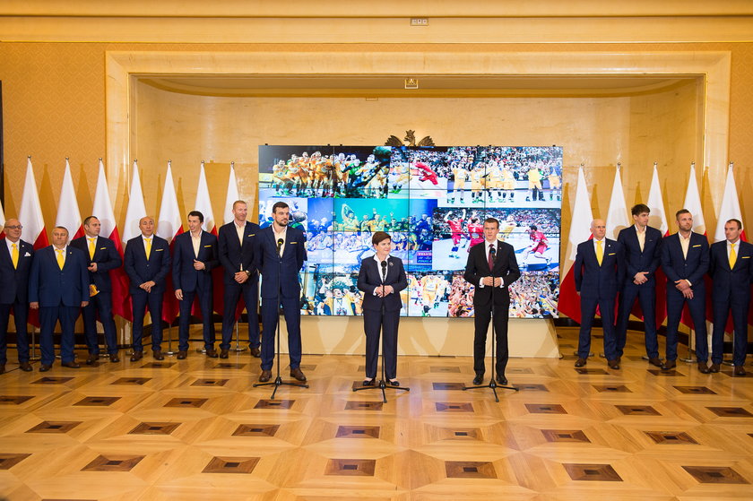 Spotkanie piłkarzy ręcznych Vive z premier Beatą Szydło i ministrem Witoldem Bańką