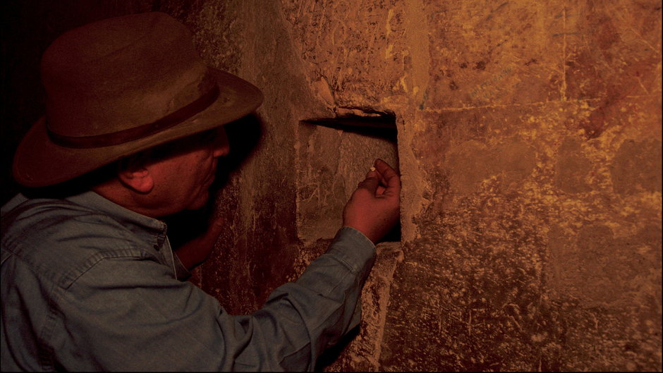 Zahi Hawass, archeolog zbada tajemnicze drzwi w Egipcie