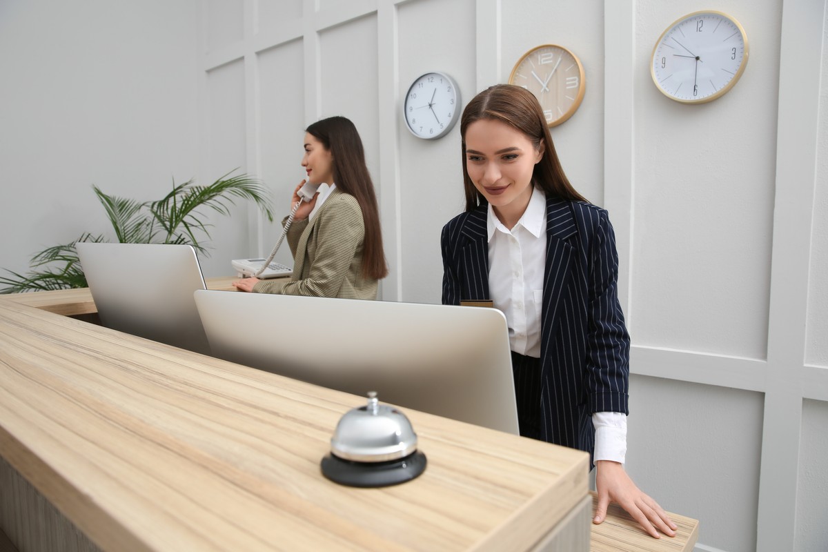 Spółka zakupiła stroje służbowe dla pracowników recepcji w celu reklamy firmy, dlatego wszystkie są oznaczone na trwale jej logo (w widocznym miejscu).