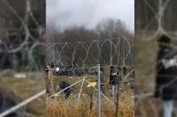 Białoruski opozycyjny dziennikarz: Reżim nie wpuszcza migrantów do obozu w Kuźnicy