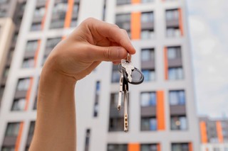 Więcej mieszkań na rynku wtórnym – co z cenami? Dane z siedmiu największych miast