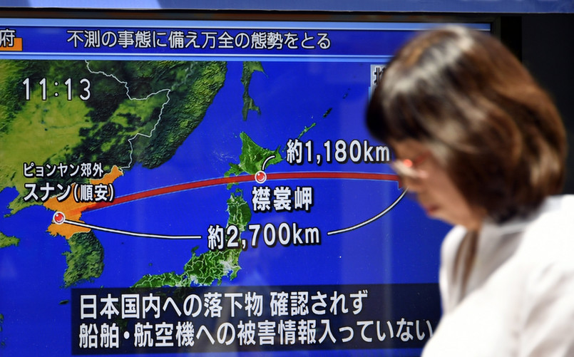 Według południowokoreańskiego sztabu generalnego pocisk pokonał odległość ok. 2700 km i przelatując nad japońską wyspą Hokkaido osiągnął wysokość 550 km