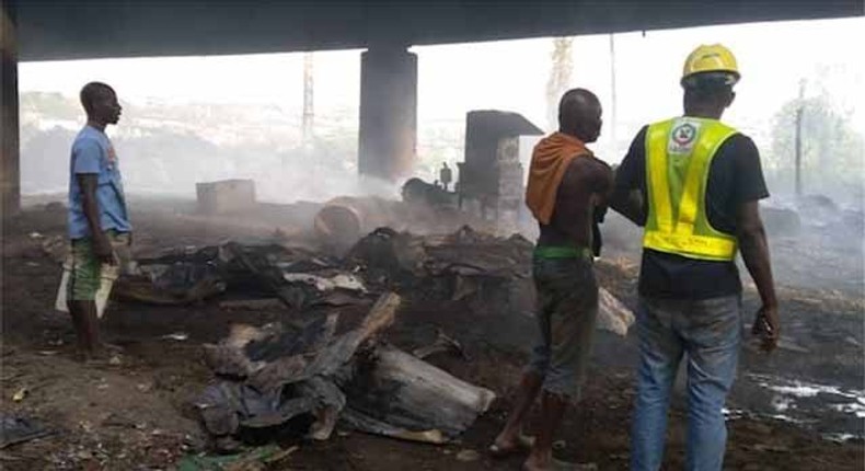 Electric pole, cable gut fire under Lagos bridge (Guardian)