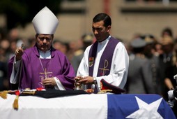 Biskup polowy Juan Barros Madrid (L) błogosławi trumnę ze zwłokami byłego dyktatora Chile Augusto Pinocheta 