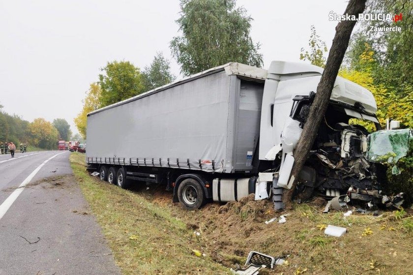 Potworny wypadek w Zawierciu. Z auta została miazga