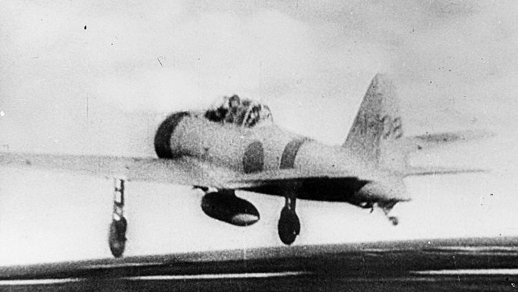 A6M „Zero” rusza z lotniskowca Akagi do ataku na Pearl Harbour (domena publiczna)