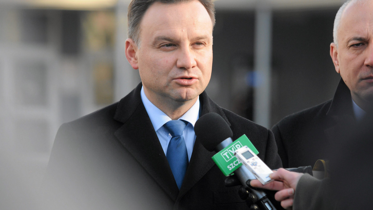 Kandydat PiS na prezydenta Andrzej Duda zaapelował w Świnoujściu do rządu, by ten podał "prawdziwy" termin zakończenia budowy gazoportu. Polskie bezpieczeństwo energetyczne powinno być oparte o świnoujski terminal, którego oddanie do eksploatacji opóźnia się – przekonywał.