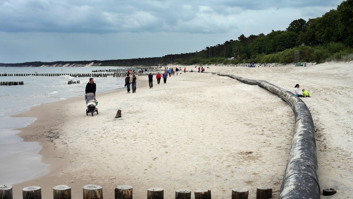 Z ustaleń "Gazety Wyborczej" wynika, że śmiertelnie trujący fosfor biały, który skaził plażę w Czołpinie, pochodził z arsenału wojska. Prokuratura zamierza umorzyć sprawę. W maju w Czołpinie pod Ustką morze wyrzuciło smoliste polepione grudki. Skażenie objęło 13 km wybrzeża. Plażę zamknięto na kilka dni. Strażacy zebrali ponad 720 kg zanieczyszczeń.