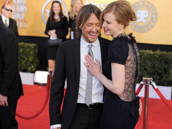 Za pomocą koronkowych dekoltów Kidman pokazała, jak odsłaniać, jednocześnie nie odsłaniając za dużo. Do kreacji dobrała diamentowy naszyjnik od Freda Leightona.