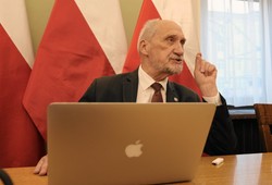 Piracki rajd Macierewicza po Warszawie. Poseł PiS zabiera głos