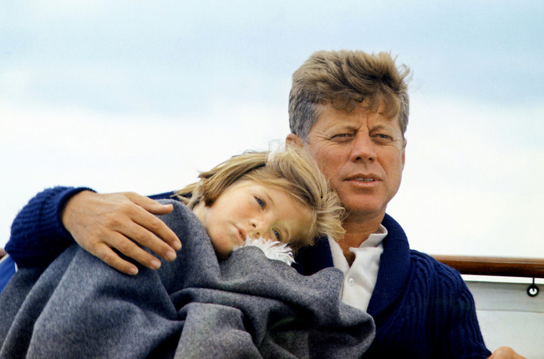 5-letnia Caroline Kennedy z ojcem, prezydentem Johnem F. Kennedym, na pokładzie jachtu Honey Fitz u wybrzeży stanu Massachusetts, sierpień 1963 r.
