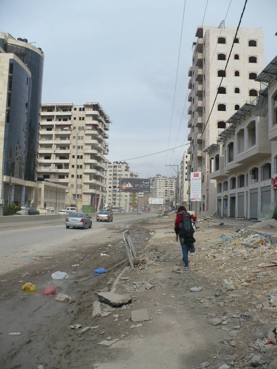 Postapokaliptyczny krajobraz w mieście: ‎Qalandia - קלנדיה‎.