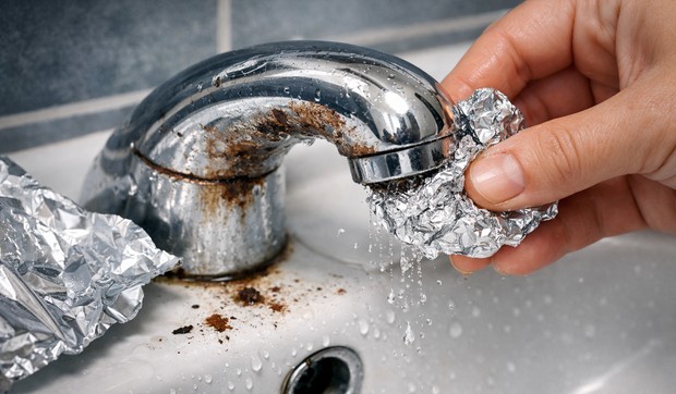 Čišćenje rđe sa slavine alu folijom
