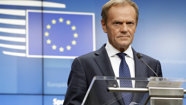 Prezydent Ukrainy i Donald Tusk przy linii rozgraniczenia w Donbasie.  "Tragedia ludzi uwięzionych w rosyjskiej wojnie trwa" - Wiadomości